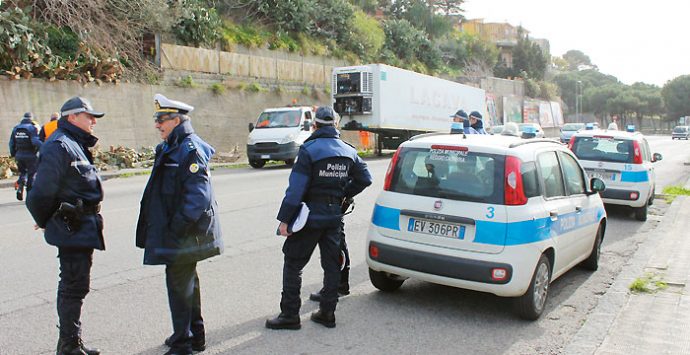 Controlli della Polizia Locale sul commercio ambulante abusivo. Sanzioni per 5100 euro