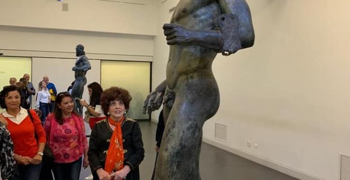 C’è pure Gina Lollobrigida in visita al MArRc a vedere i bronzi di Riace