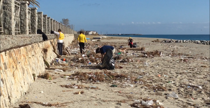A Roccella è #PlasticFree-mania. Ripulita la costa dopo i marosi