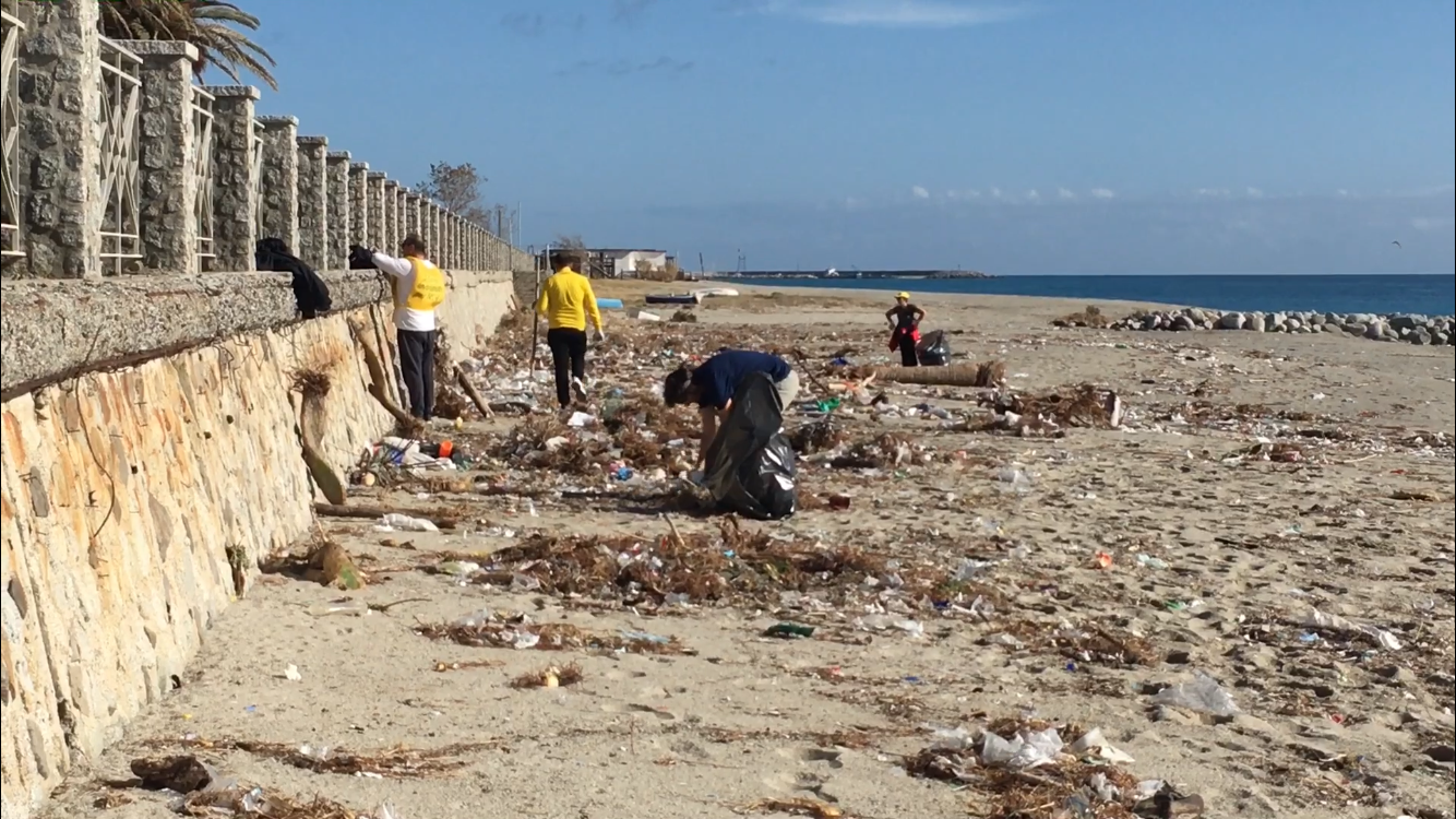 A Roccella è #PlasticFree-mania. Ripulita la costa dopo i marosi