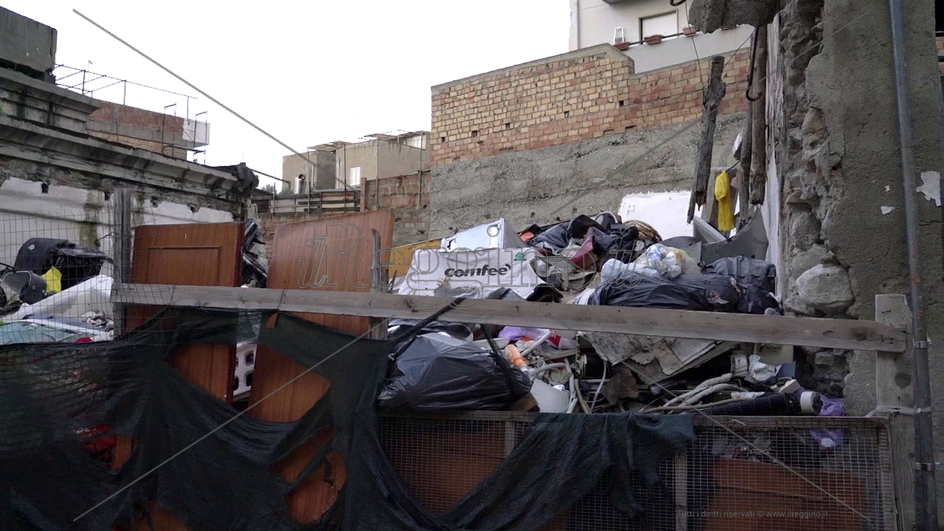 Sedici famiglie vivono ancora  nelle baracche dell’ex Polveriera, accanto a tonnellate di rifiuti
