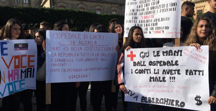 Locri, gli studenti scendono in piazza in difesa dell’ospedale