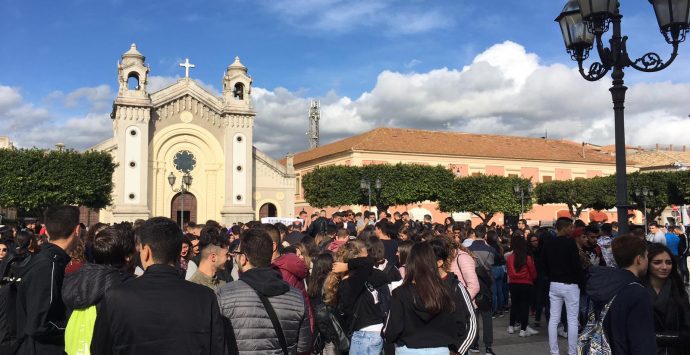 Locri, gli studenti scendono in piazza in difesa dell’ospedale