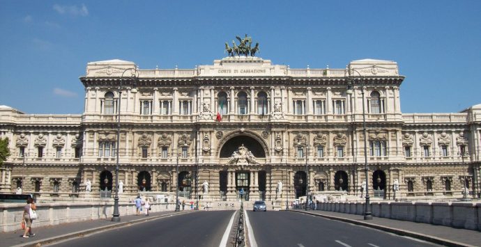 Lampada ricusa i giudici di Milano. Dopo il rigetto, la Cassazione ordina una nuova pronuncia