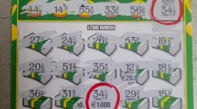 Cede il “gratta e vinci” a una donna e lei vince subito 10mila euro