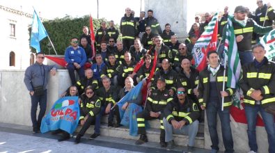 Reggio, vigili del fuoco in piazza: «Basta elemosina dal Governo»