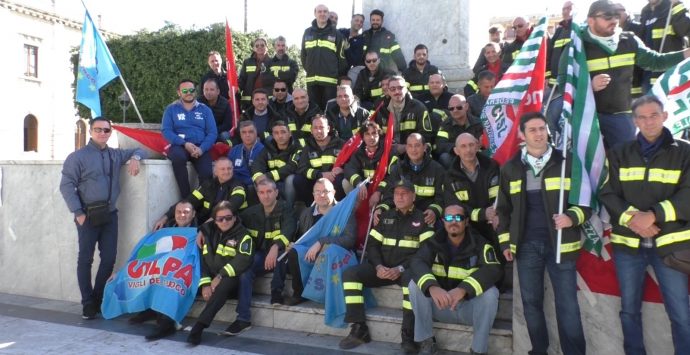 Reggio, vigili del fuoco in piazza: «Basta elemosina dal Governo»