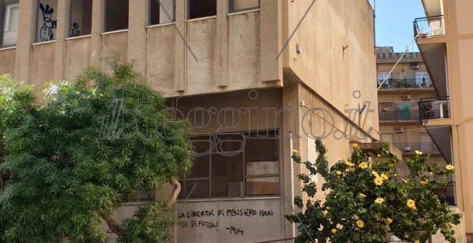 I vandali, il degrado, l’abbandono: a Gebbione l’edificio simbolo dell’incuria e della vergogna