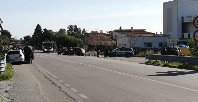 Un morto e cinque feriti nell’incidente mortale a Melito