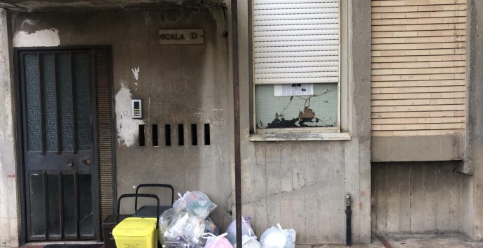 Ancora un messaggio per Klaus Davi: volantini affissi sulla vetrata della sua casa di Archi