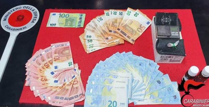 Sorpreso dai carabinieri con eroina e 2500 euro, 56enne  arrestato