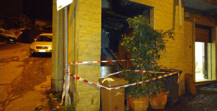 Reggio, esplosione nella notte. Feriti cinque vigili del fuoco e due poliziotti
