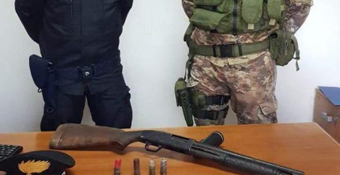 I Carabinieri trovano un fucile in un campo di ginestre selvatiche