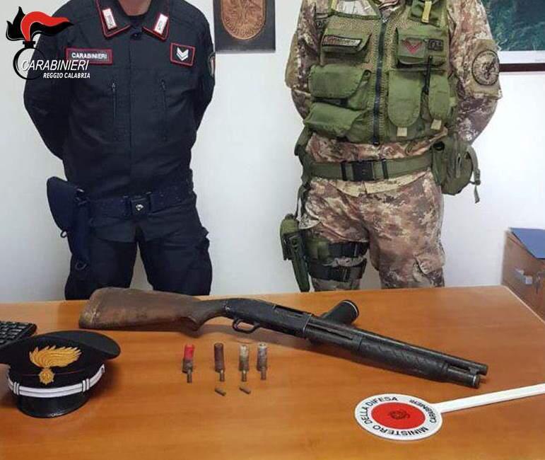 I Carabinieri trovano un fucile in un campo di ginestre selvatiche
