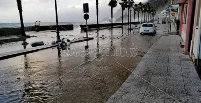 Bagnara, la mareggiata distrugge la strada che conduce al porto