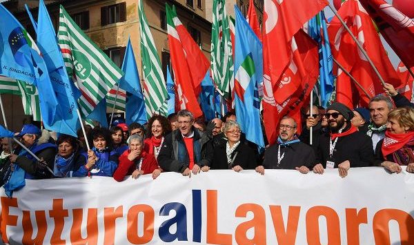 I sindacati scendono in piazza contro la manovra finanziaria
