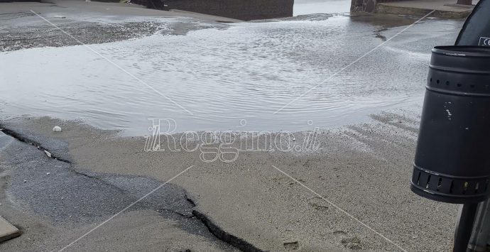 Bagnara, la mareggiata distrugge la strada che conduce al porto
