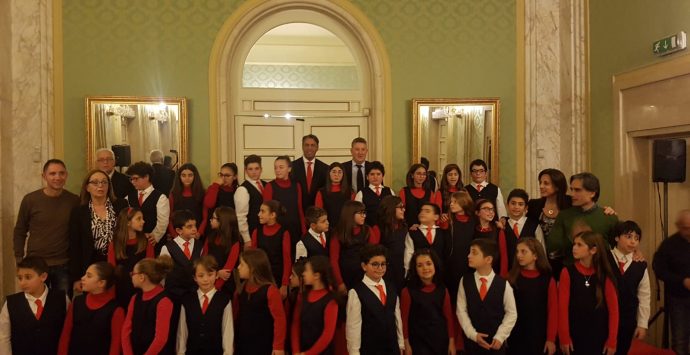 Natale a Reggio, al “Cilea” gli auguri in musica del coro scolastico comunale