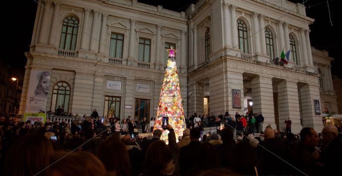 Reggio, luci sull’albero dell’AIL. Falcomata: «Simbolo di speranza»