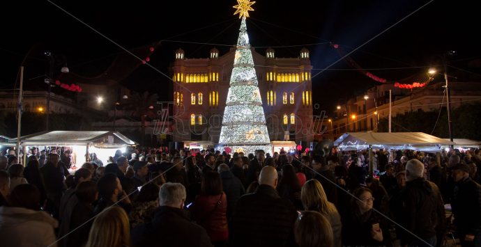 Luci in piazza Duomo, l’albero di Natale accende la speranza