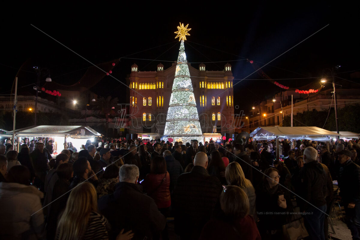 Luci in piazza Duomo, l’albero di Natale accende la speranza
