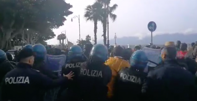 Reggio, lungomare bloccato. Scontri tra polizia e migranti