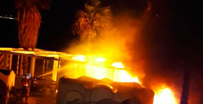 Rogo all’Oasi Village, in fiamme gazebo in spiaggia ed alcune palme