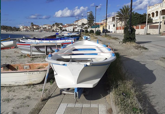 Catona, una barca parcheggiata sul marciapiedi ostruisce il passaggio dei pedoni