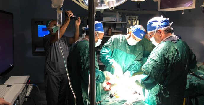 Interventi chirurgici in diretta mondiale per l’equipe del Gom