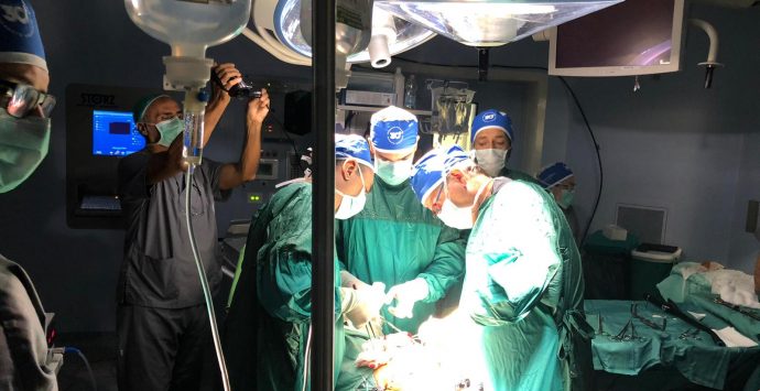 Interventi chirurgici in diretta mondiale per l’equipe del Gom