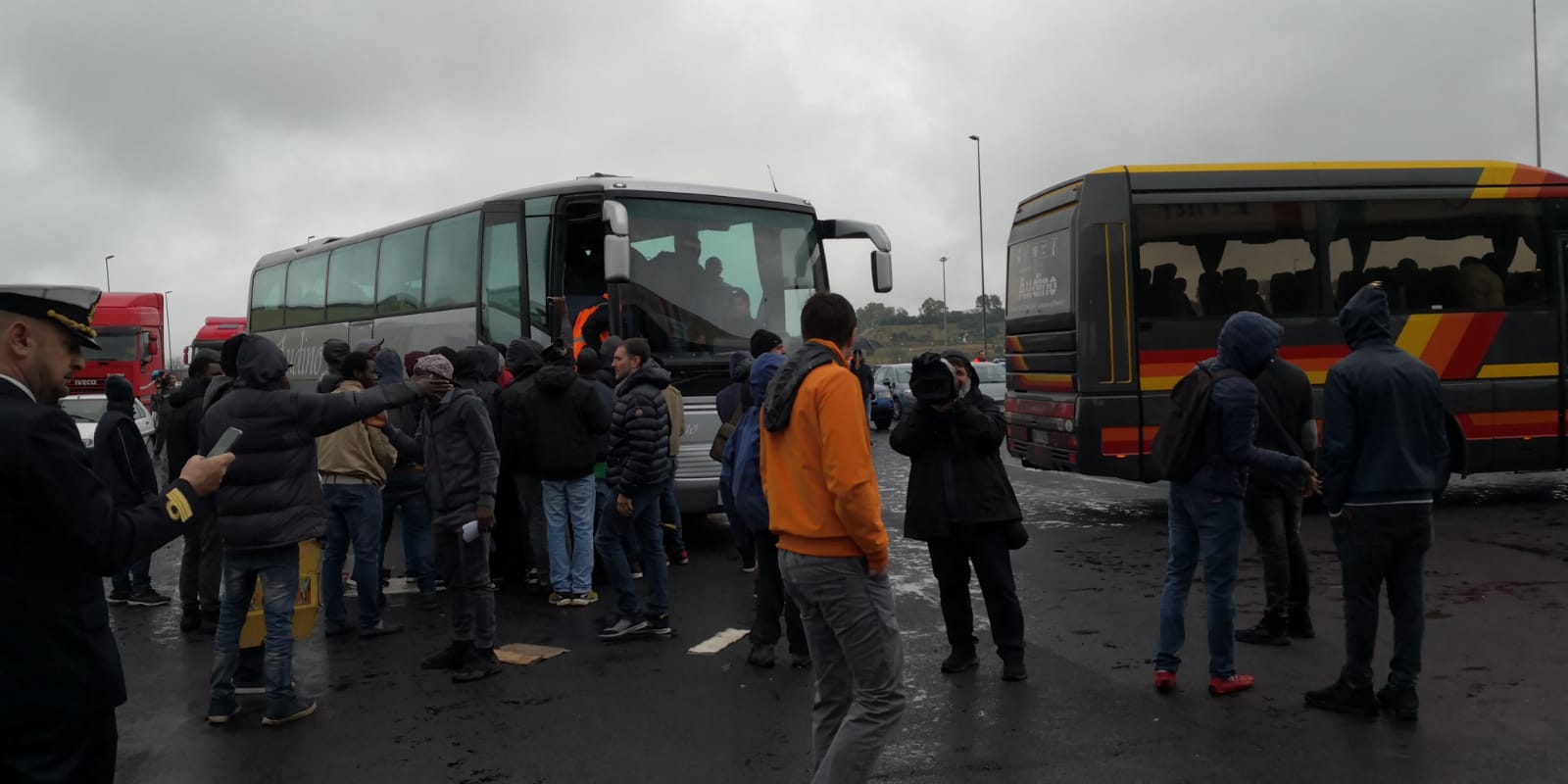 Porto, mediazione riuscita: sbloccati i varchi. La protesta si sposta a Reggio