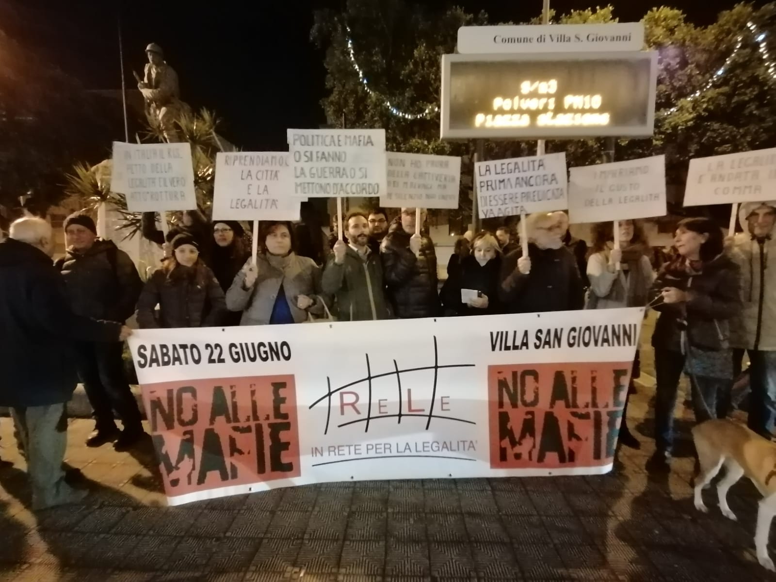 Villa San Giovanni, in 40 al sit-in davanti al Comune dopo “Cenide”