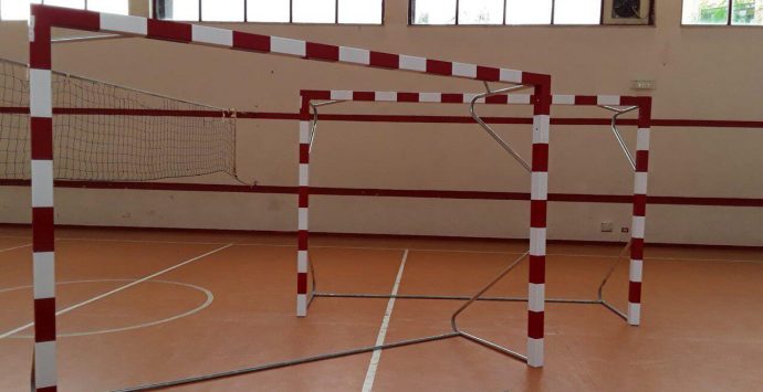 Scuole sicure e belle a Reggio: arrivati i nuovi arredi e attrezzi sportivi per le palestre scolastiche
