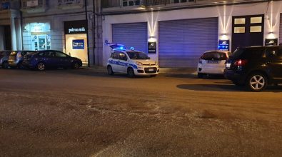 Reggio, parcheggia in centro bloccando i bus: scatta la denuncia