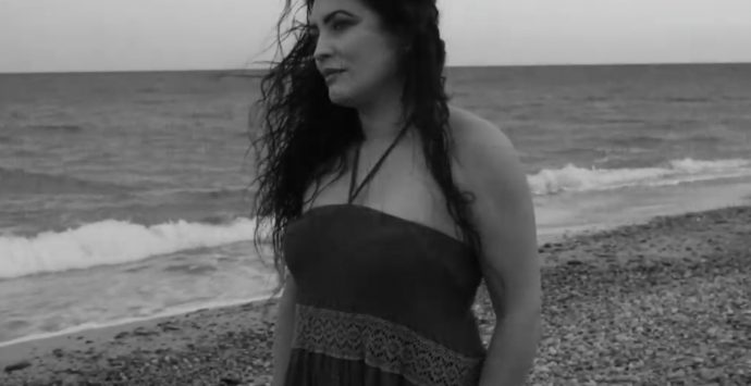 Siderno, Cinzia Costa protagonista del videoclip “Noi ci saremo ancora”