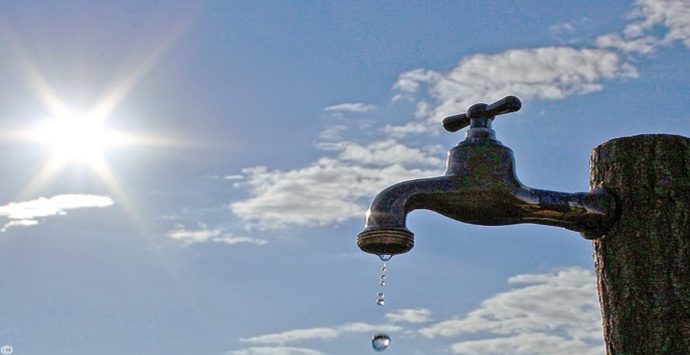 Reggio, La Strada: «Diverse zone della città senza acqua potabile in casa»