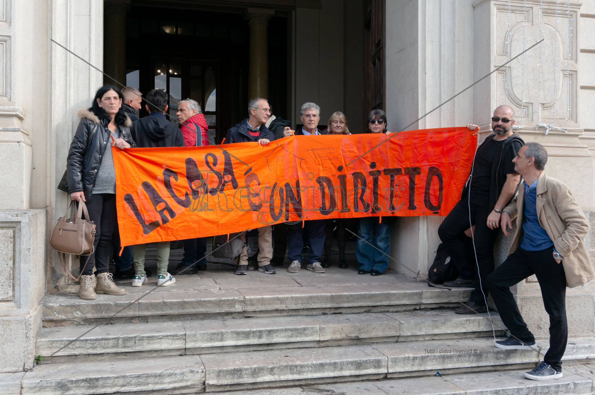 Protesta alloggi, alta tensione al Comune di Reggio