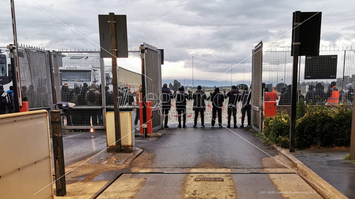 Porto di Gioia Tauro bloccato dalla protesta dei migranti della Piana