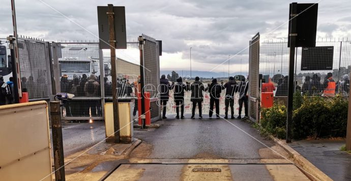 Porto di Gioia Tauro bloccato dalla protesta dei migranti della Piana