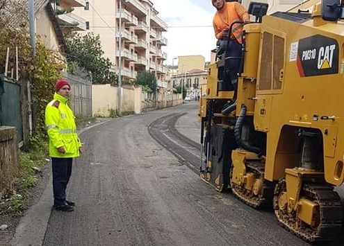 In corso la riqualificazione del manto stradale in via Don Demetrio Fortugno a Gallico