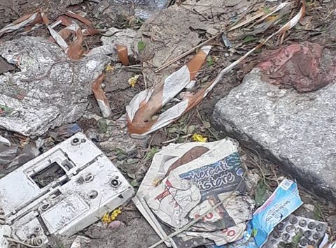 Reggio: via Pisa rimane invasa dai rifiuti, nonostante i solleciti a Comune ed Avr