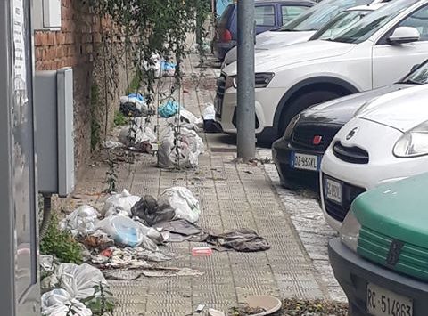 Reggio: via Pisa rimane invasa dai rifiuti, nonostante i solleciti a Comune ed Avr
