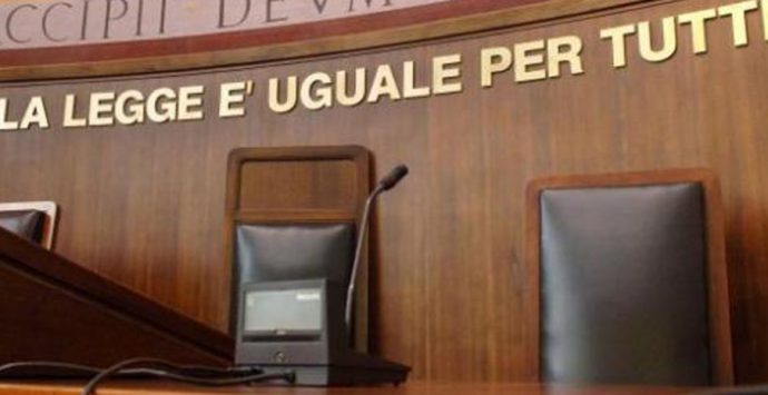 Medici accusati di abuso, falso e truffa a Catanzaro: l’associazione Hera parte civile nel processo