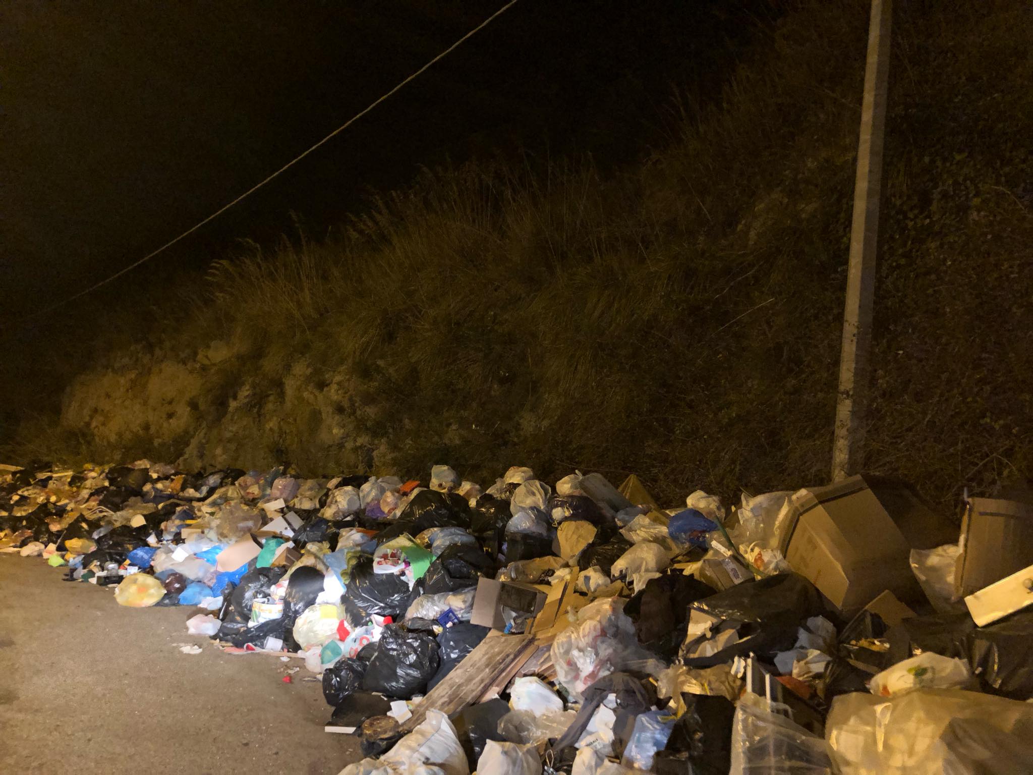 Non solo coronavirus, a Reggio Calabria è emergenza rifiuti: organico non ritirato in diverse zone