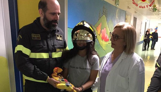 I Vigili del fuoco incontrano i piccoli pazienti dei reparti di pediatria e pediatria oncologica