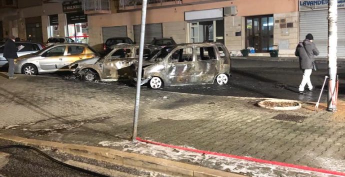 Reggio, in fiamme cinque auto. Si indaga sulle cause dell’incendio