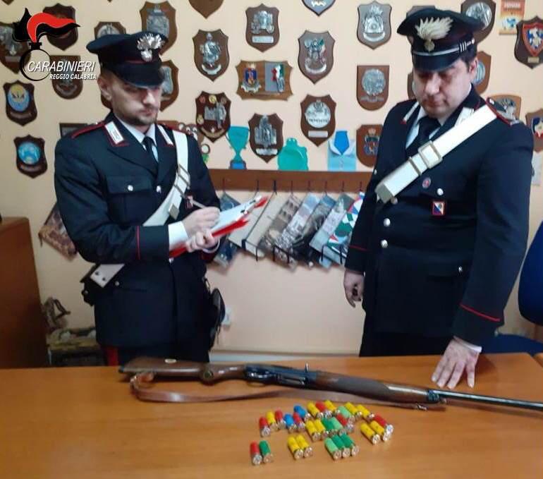 Va a caccia col fucile dell’amico, arrestati dai carabinieri