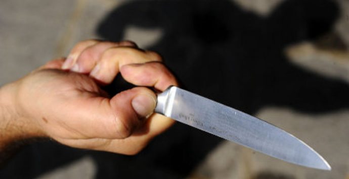 Locri, tenta di uccidere una ventenne con quindici coltellate: arrestato dai carabinieri