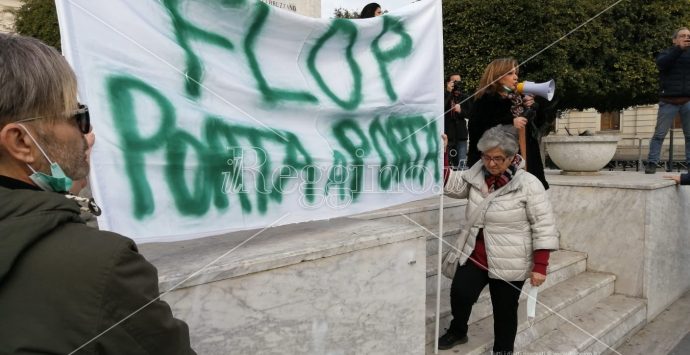 Reggio, caos rifiuti: cittadini in piazza. «Ora basta, siamo esasperati»