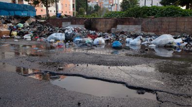 Emergenza rifiuti, Potere al popolo: «Stucchevole ping pong tra Comuni e Regione»